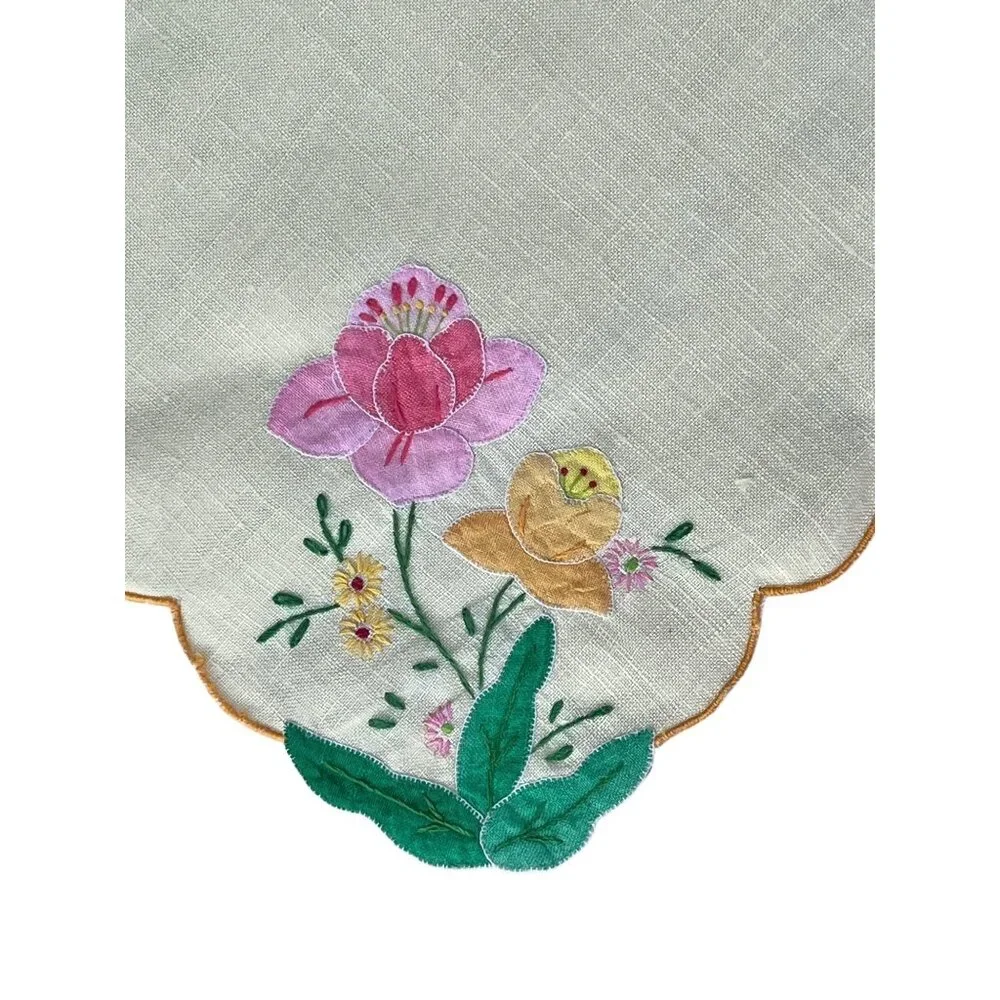 Hand-Appliquéd Linen Bun Warmer Cloth Scalloped Edges 18x16.75 VTG Floral